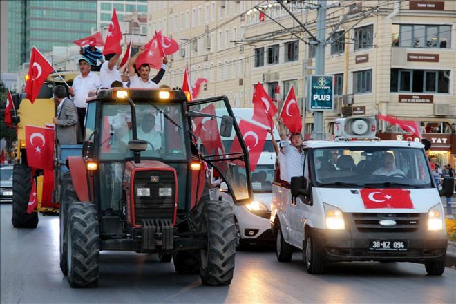 Traktörler demokrasi için tur attı