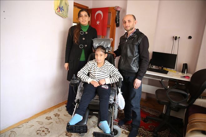 Hırsızlar tarafından akülü aracı çalışan 13 yaşındaki Ebru´nun üzüntüsü sona erdi. Büyükşehir Belediyesi Ebru için yeni bir akülü araç alarak aileye teslim etti. 