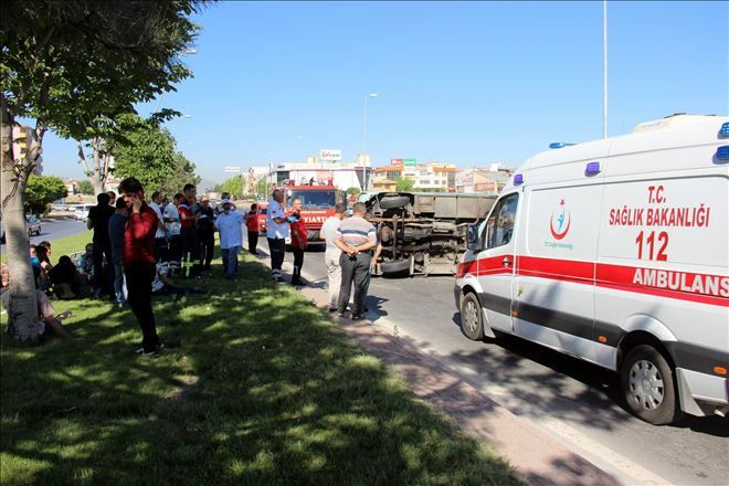 Suriyeli işçileri taşıyan minibüs devrildi: 3 yaralı