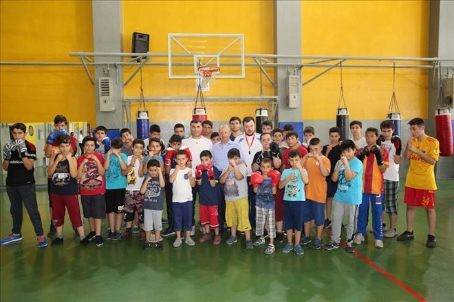 Başkan Çolakbayrakdar yaz kurslarına gelen çocukları ziyaret etti