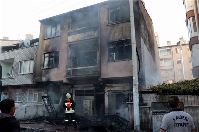 Bina yandı vatandaş canlı yayın yaptı 