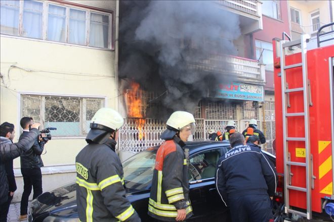 Depo olarak kullanılan dükkan, çıkan yangınla kül oldu 