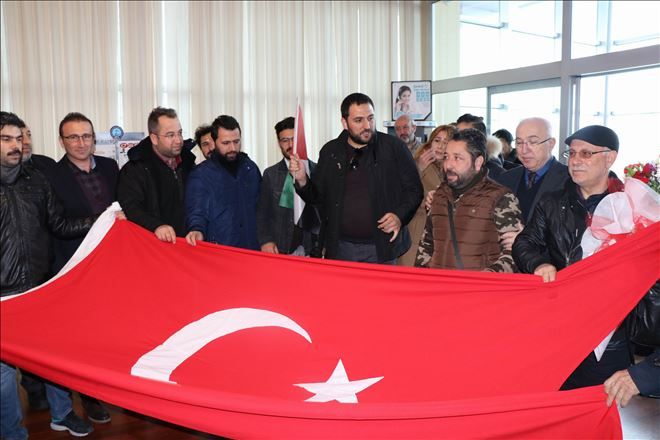 6 işadamı Türk bayrakları ile karşılandı 