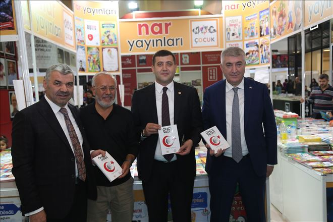 Başkan Çelik, MHP Milletvekili Ersoy ve İl Başkanı Tok ile birlikte Kitap Fuarı´nı gezdi 