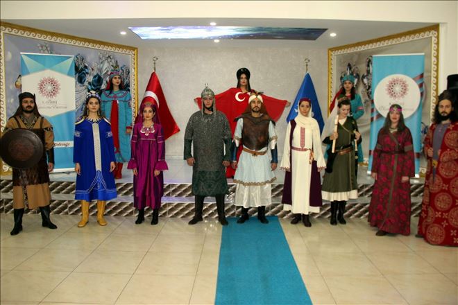 Bosnalı misafirler yöresel kıyafetler defilesini ilgiyle izledi 