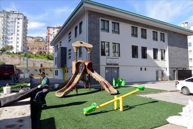 Melikgazi Belediyesi çocuk oyun alanlarına sentetik çim döşedi 