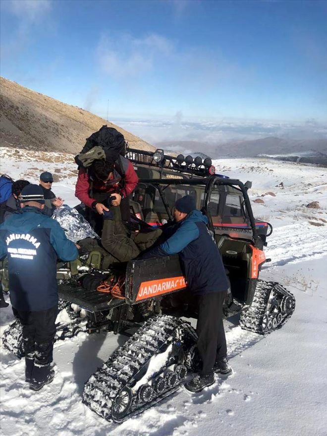  Erciyes´te yaralanarak mahsur kalan 2 dağcı JAK ekipleri tarafından kurtarıldı 