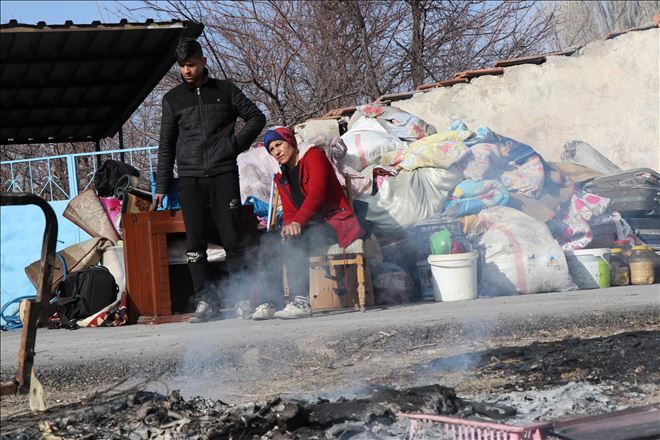 Kiralık evleri yanan aile kış günü sokakta kaldı 