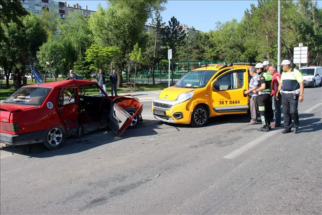 Kayseri´de ticari taksi ile otomobil çarpıştı: 5 yaralı 