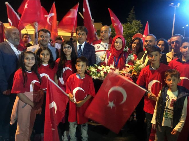 Şampiyon Türk Bayraklarıyla karşılandı 