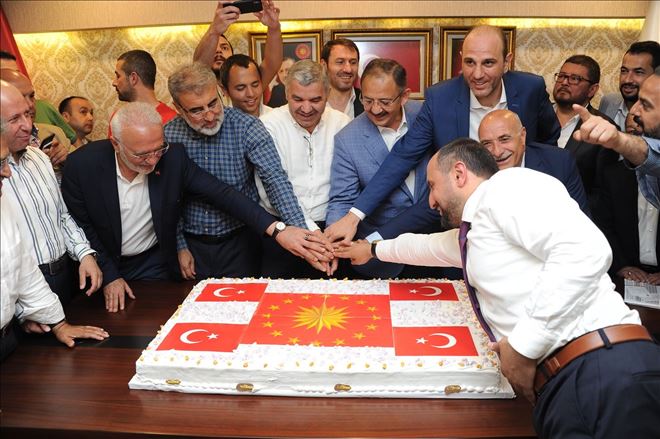 AK Parti Kayseri İl Başkanlığı´nda Cumhurbaşkanlığı forsu bulunan pastayla kutlama yapıldı 