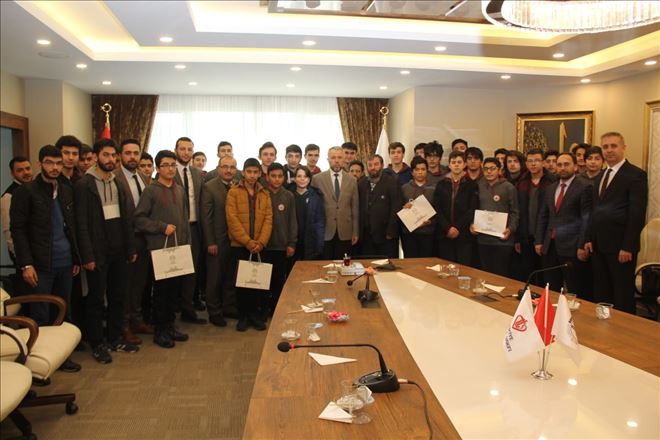 Büyükşehir Belediyesi, Talas Gençlik Merkezi´nde Kayseri ve Türkiye´nin geleceğine etki edecek gençler yetiştiriyor 