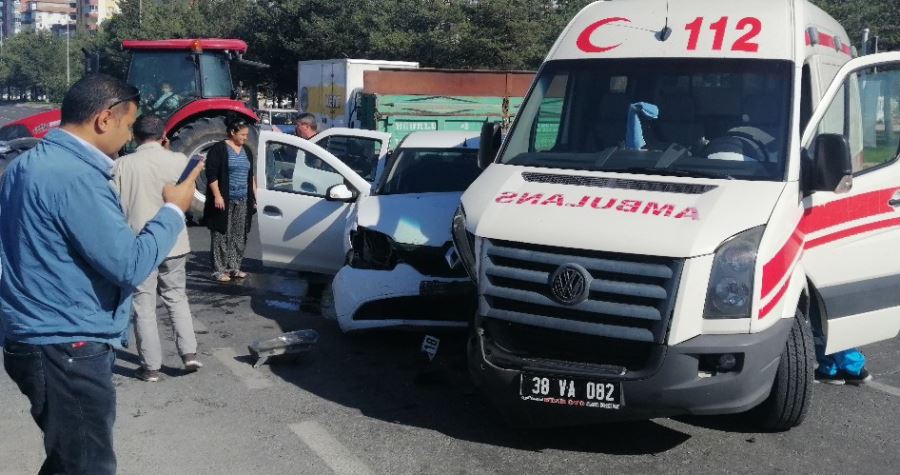ambulansa otomobil çarptı: 6 yaralı