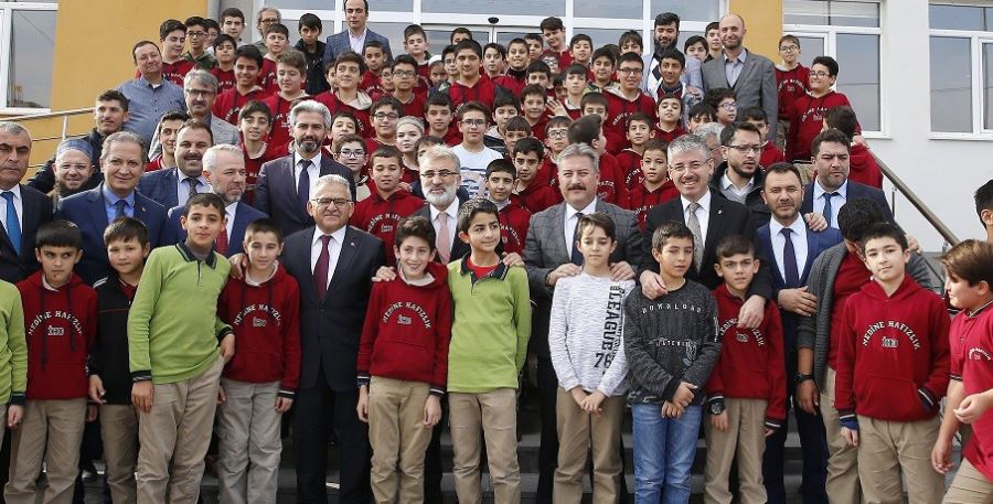 Başkan Büyükkılıç, Türkiye birincisine ödül verdi