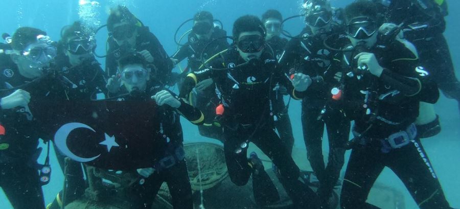 20 metre derinde Türk bayrağı açtılar