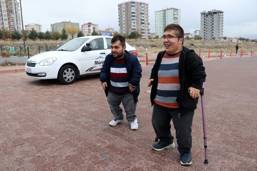 Engelli kardeşler hayalini kurdukları ehliyetlerine kavuştu