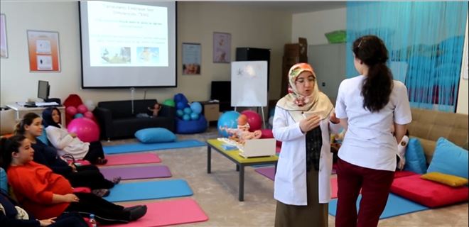 Kayseri Şehir Hastanesi Gebe Okulu Anne Adaylarına Anneliği Öğretiyor 