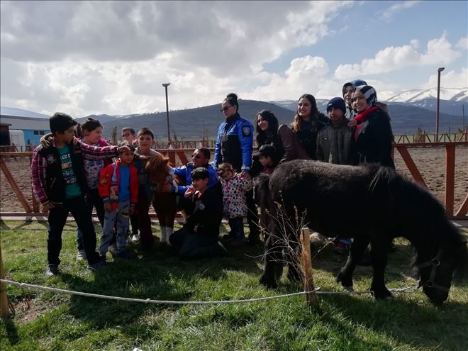 Toplum destekli polisler otizmli çocuklara at çiftliğini gezdirdi 