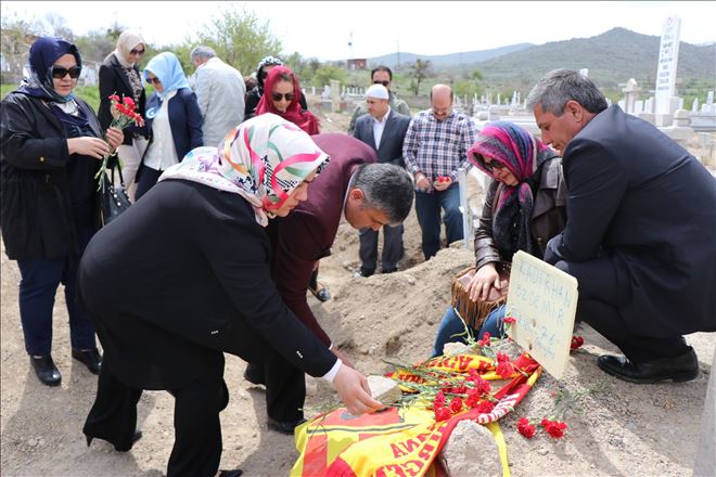 TÜM-İŞ Genel Başkanı Şahin, iş kazasında hayatını kaybeden gencin mezarını ziyaret etti 