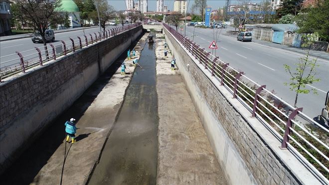 Kocasinan Belediyesi ilçe genelindeki kanalları temizleyerek ilaçlıyor 