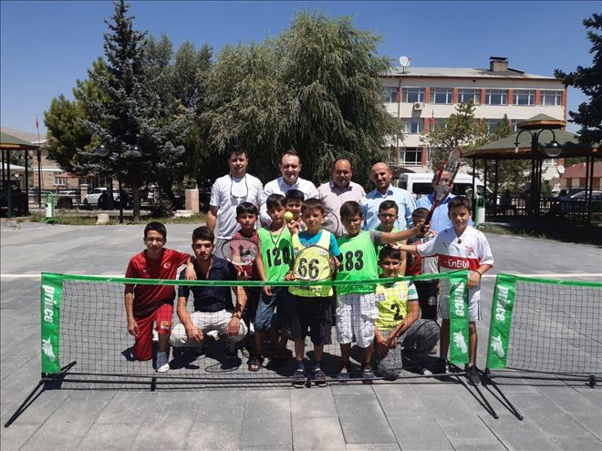 Çocuklar tenisle eğlendi