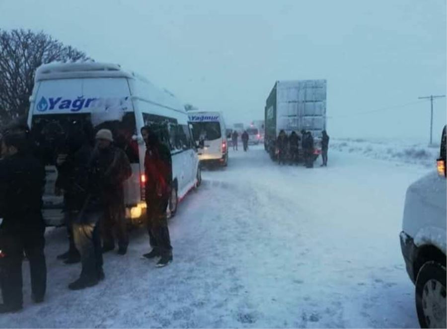 Kayseri-Ankara ve Kayseri-Niğde yolu kar yağışı nedeniyle trafiğe kapatıldı