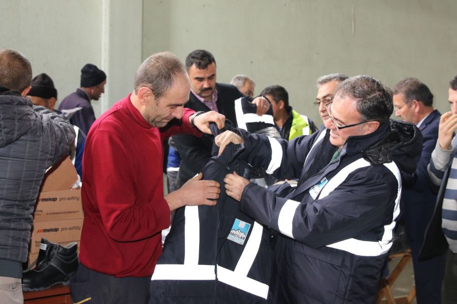 Hacılar Belediyesi personeline kışlık kıyafet dağıttı