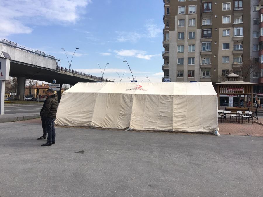  Kayseri’de hastalar için devlet hastanesinin bahçesine çadır kuruldu