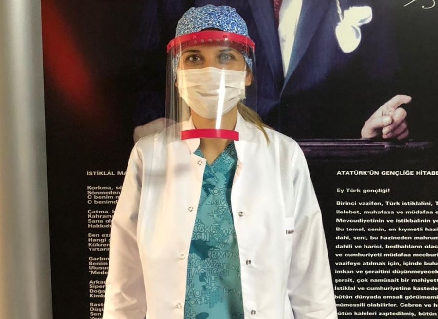  Öğretmenler 3D yazıcı ile doktorlara yüz siperliği yaptı