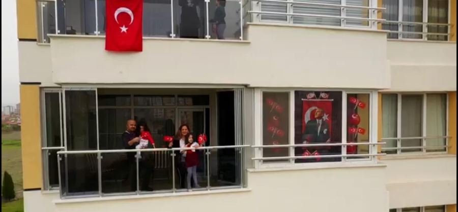  Kayseri’de balkonlarda 23 Nisan coşkusu