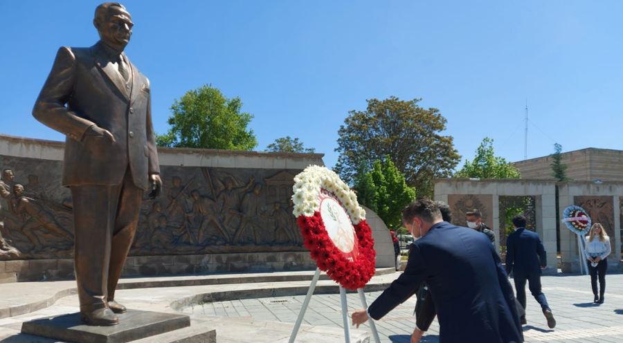 Eczacılar Atatürk Anıtına çelenk bıraktı