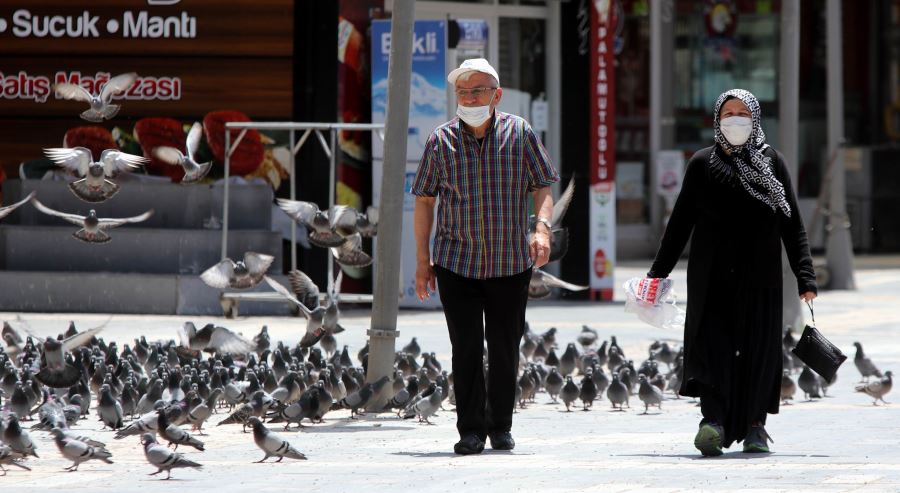 65 yaş ve üstü vatandaşlar sokaklarda hasret giderdi