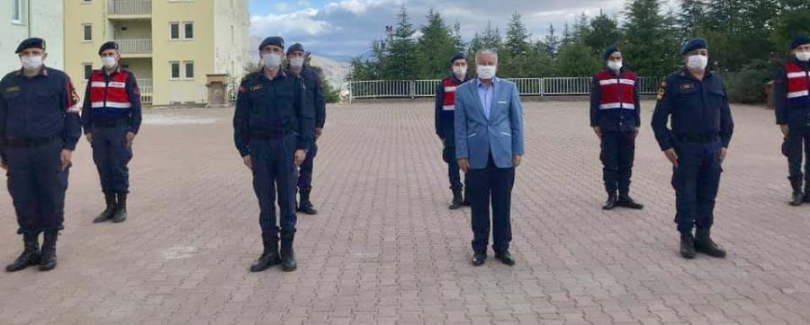 Develi Kaymakamı Murat Duru emniyet ve jandarma personelinin bayranını kutladı