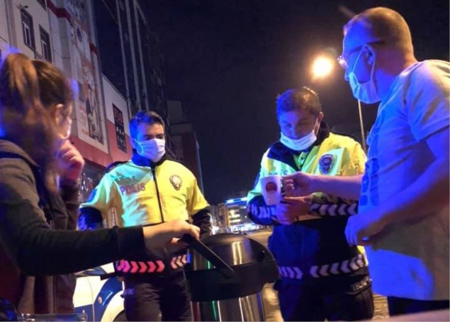 Vatandaşlardan polise sıcak ikramı