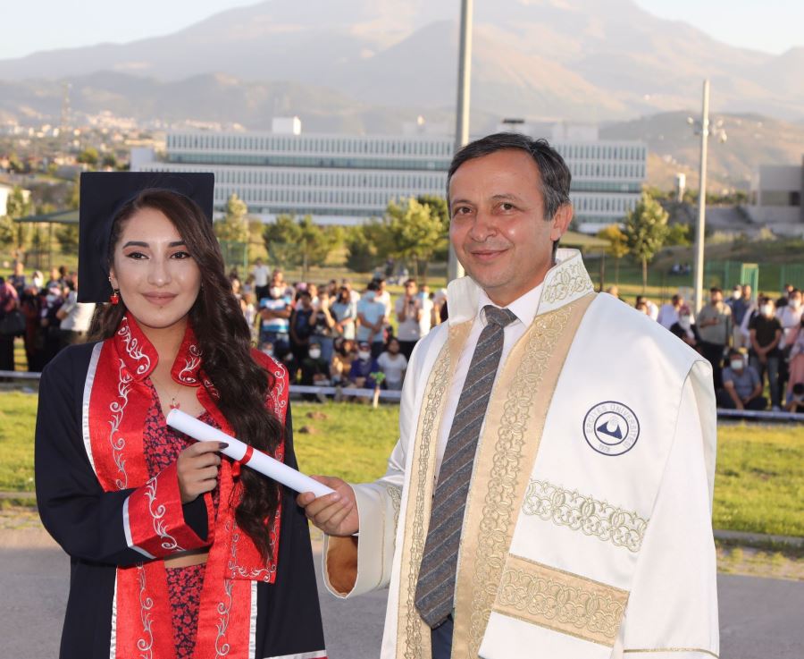 ERÜ Edebiyat Fakültesi’nde mezuniyet coşkusu yaşandı