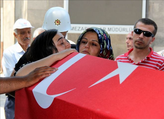 GENÇ KIZIN BABASINA YAKTIĞI AĞIT YÜREKLERİ DAĞLADI